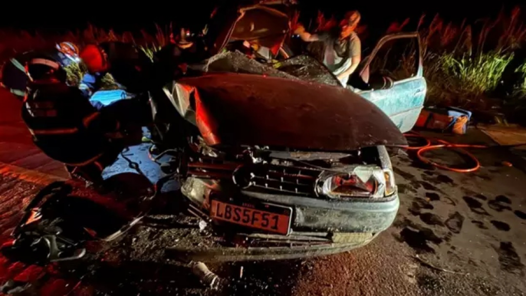 Passageiro fica preso &agrave;s ferragens ap&oacute;s carro bater em caminh&atilde;o na MS-276 em Bataypor&atilde;   