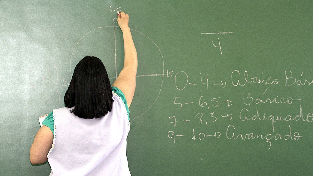 Com quase 60% de professores contratados, Prefeitura n&atilde;o realiza concurso para o magist&eacute;rio h&aacute; 8 anos