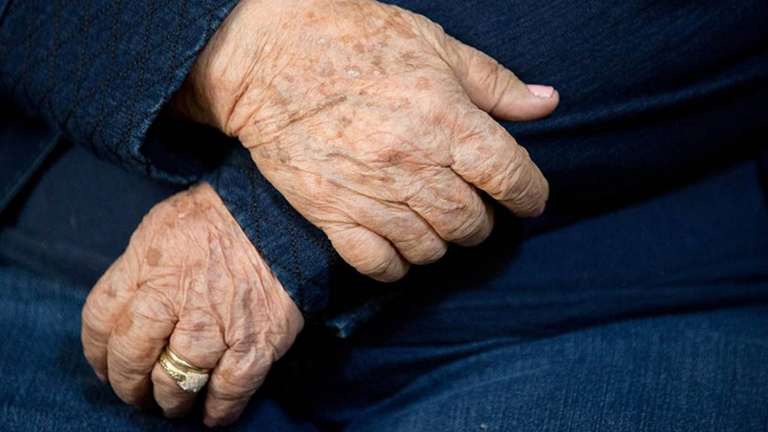 Idosa de 75 anos &eacute; v&iacute;tima de golpe ap&oacute;s relacionamento com jovem em Sidrol&acirc;ndia