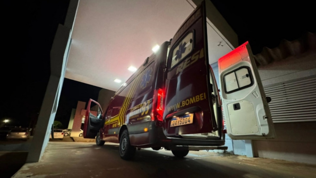 Homem &eacute; esfaqueado pela esposa ap&oacute;s cham&aacute;-la para ir embora de festa