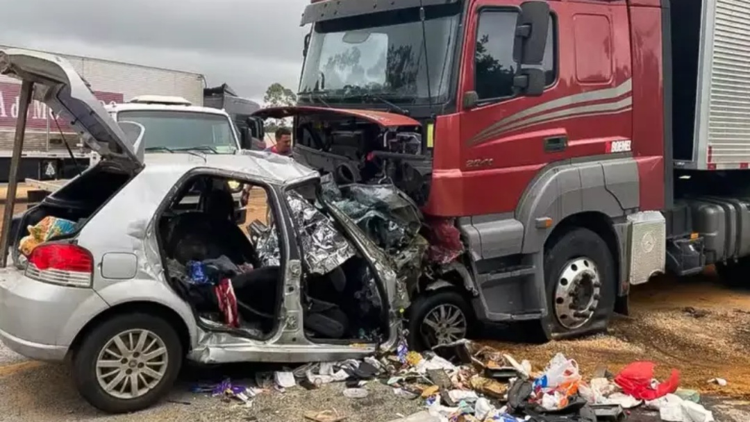 Seis pessoas da mesma fam&iacute;lia morrem em acidente na BR-251 em MG