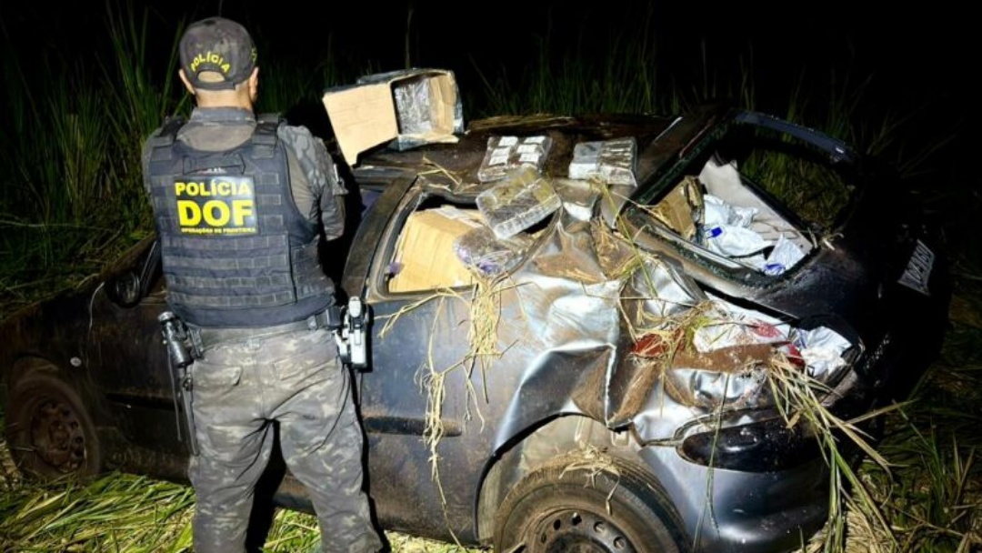 Dupla &eacute; presa com contrabando e droga ap&oacute;s tentativa de fuga e capotamento