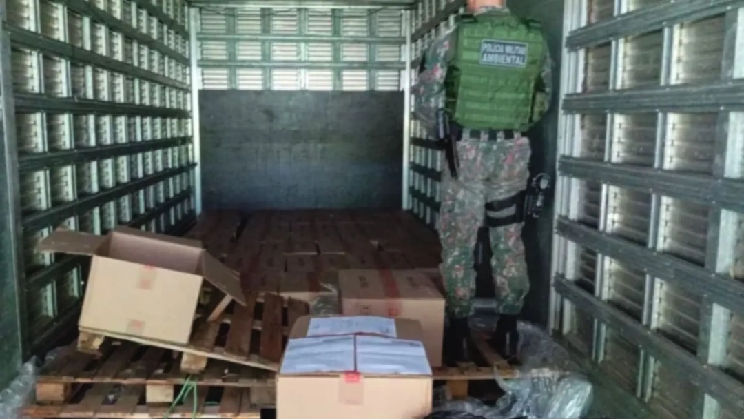 Caminhoneiro &eacute; detido com quase 20 mil ma&ccedil;os de cigarros contrabandeados em Bataguassu