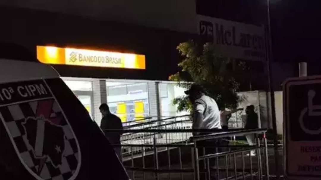 Homem em surto morre ap&oacute;s invadir ag&ecirc;ncia banc&aacute;ria e ser contido por seguran&ccedil;as