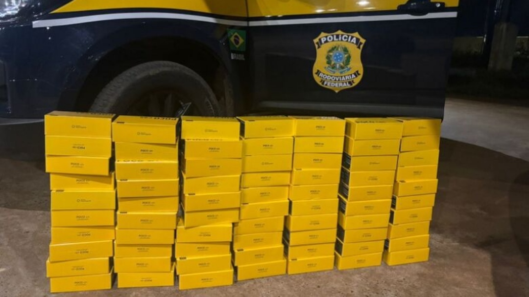 Micro-&ocirc;nibus &eacute; parado pela pol&iacute;cia com carga de celulares sem documenta&ccedil;&atilde;o em MS