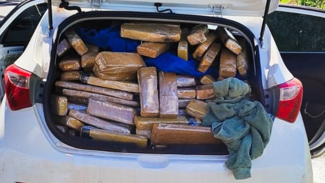 Justi&ccedil;a de Sidrol&acirc;ndia condena dupla flagrada com quase uma tonelada de maconha em carro de luxo
