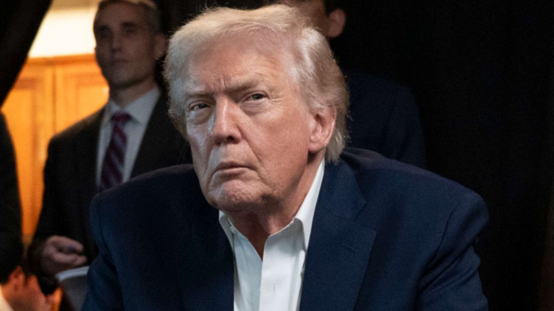 Trump se irrita com pergunta sobre manifesto de atirador: &lsquo;N&atilde;o sou ped&oacute;filo&rsquo;