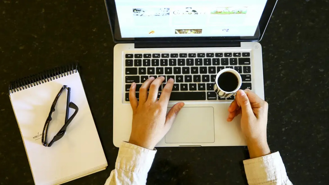 Mulheres recebem 21,3% a menos que homens em empresas privadas com mais de 100 empregados