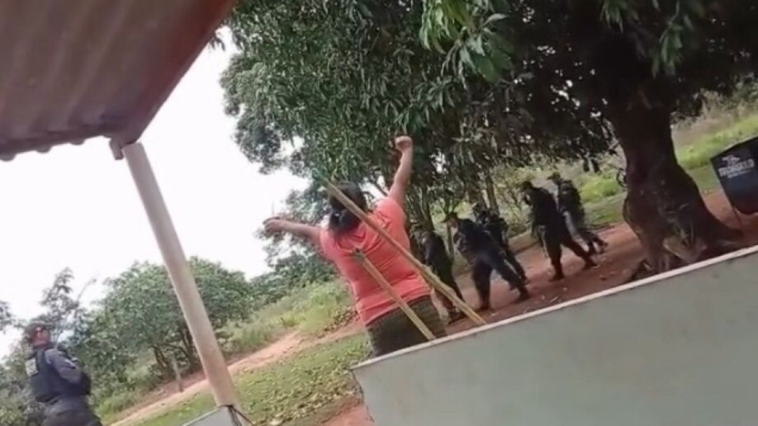 PM 'despeja' ind&iacute;genas ap&oacute;s a&ccedil;&atilde;o de retomada em fazenda no MS   