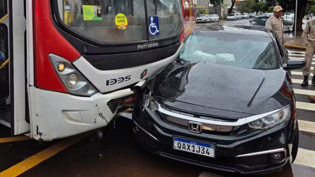 Tr&ecirc;s pessoas ficam feridas ap&oacute;s motorista se distrair com celular, avan&ccedil;ar sinal e bater em &ocirc;nibus