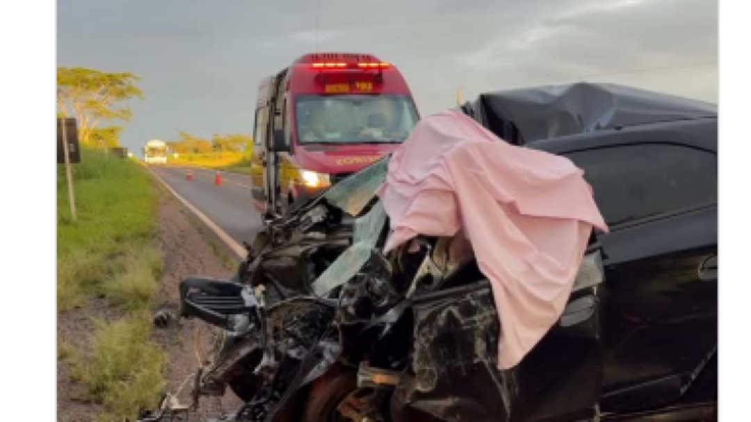 Colis&atilde;o entre carro e caminh&atilde;o-tanque deixa uma pessoa morta 