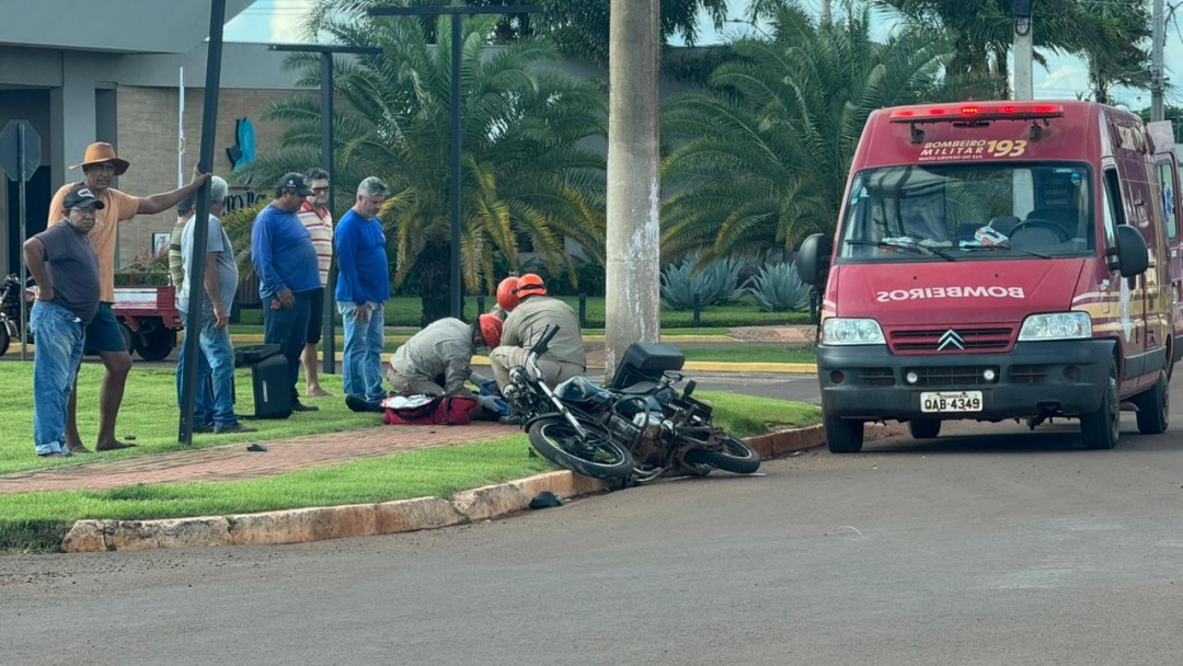 Acidente de tr&acirc;nsito deixa motociclista ferido pr&oacute;ximo ao Porto Royale