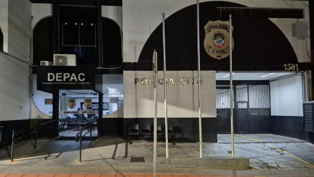 Buzinadas e gritos de socorro em frente &agrave; delegacia terminam com pris&atilde;o