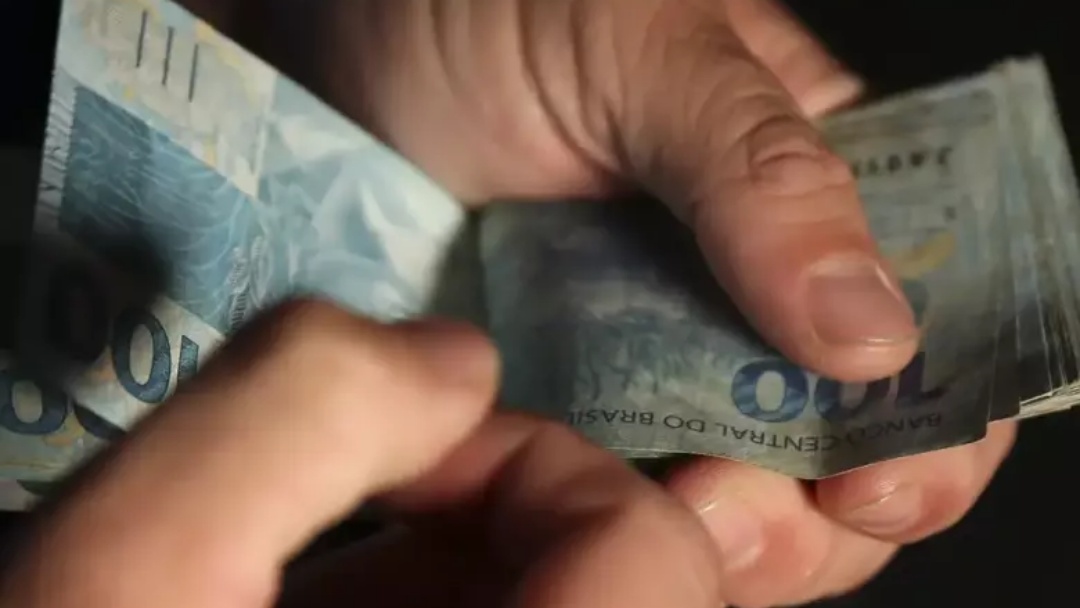 Sal&aacute;rio m&eacute;dio do trabalhador amplia recorde e chega a R$ 3.722
