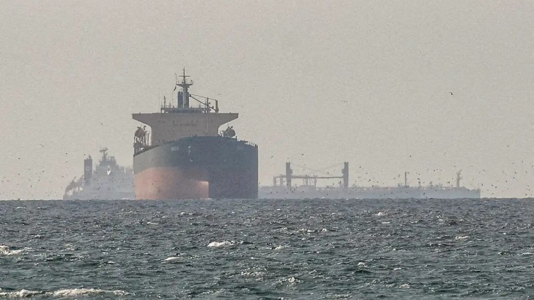 Ir&atilde; nega passagem de navios dos EUA por Ormuz e petr&oacute;leo dispara