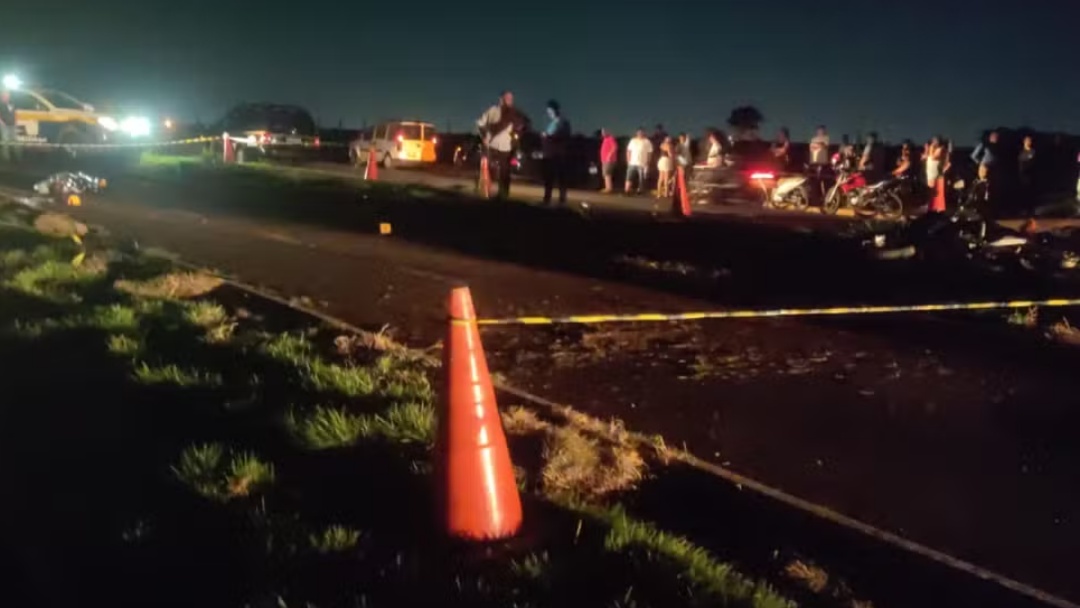 Jovem &eacute; arremessado de moto e morre ap&oacute;s batida em rotat&oacute;ria