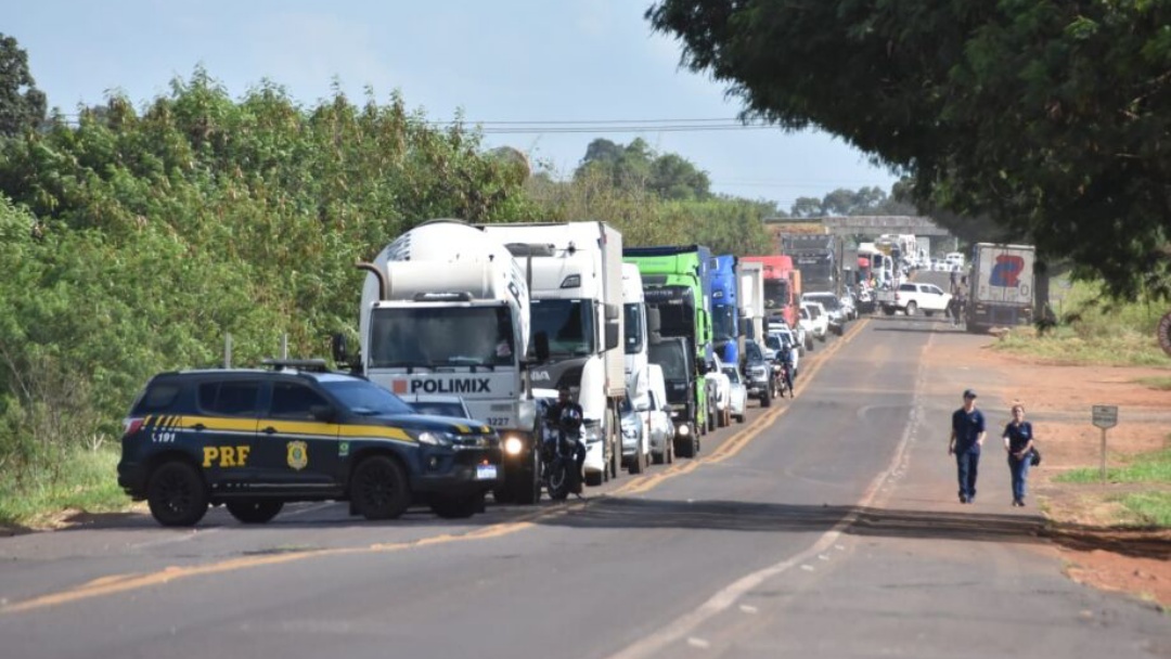 Caminh&atilde;o-tanque tomba em rotat&oacute;ria e interdita BR-060  