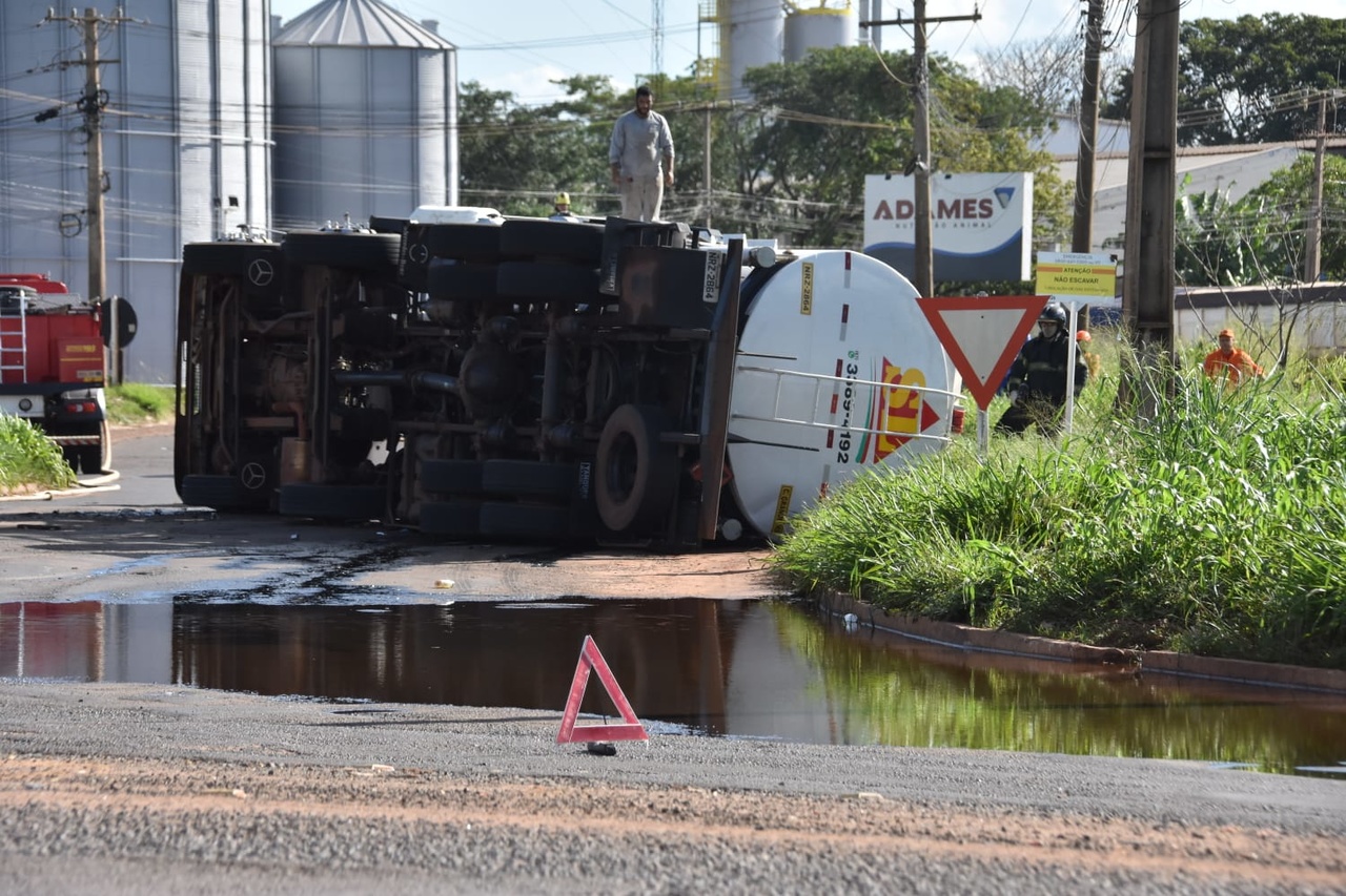 Caminh&atilde;o-tanque tomba em rotat&oacute;ria e interdita BR-060  