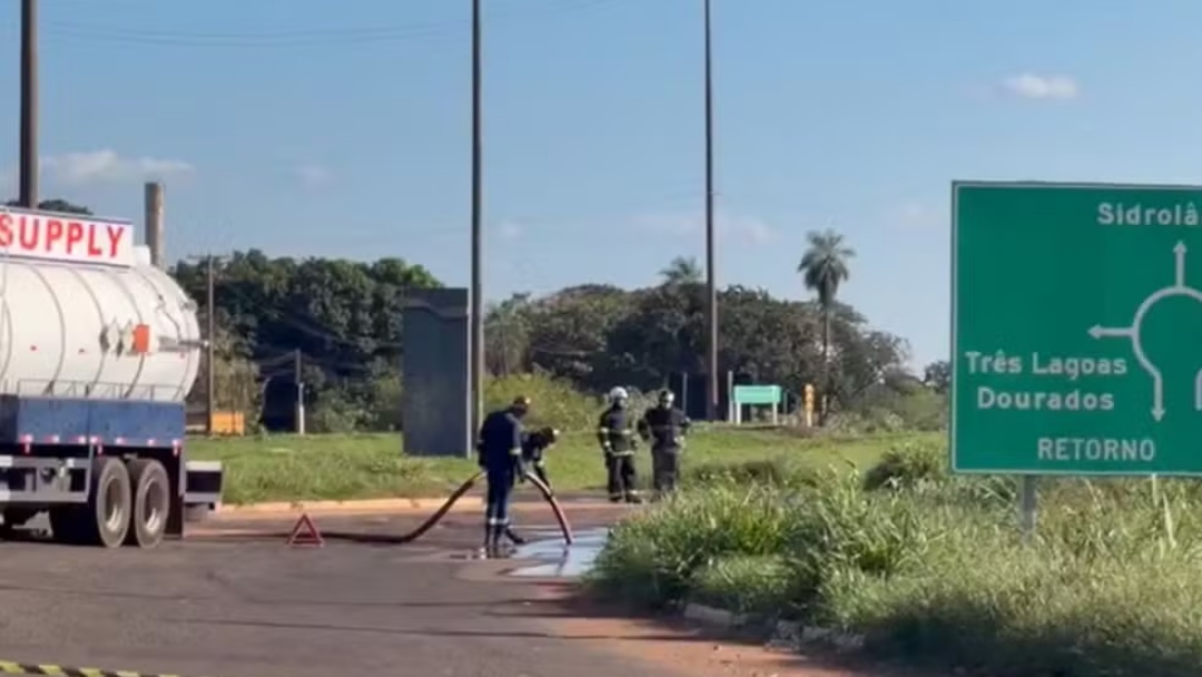 Caminhão-tanque com etanol tomba em rotatória e causa congestionamento em Campo Grande