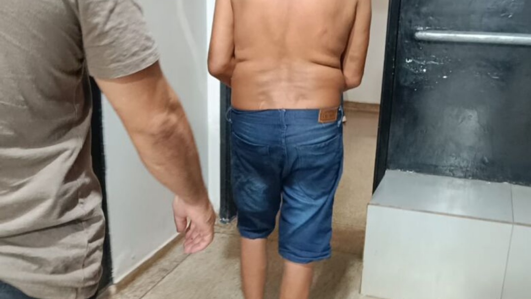Homem &eacute; preso ap&oacute;s atear fogo na pr&oacute;pria casa