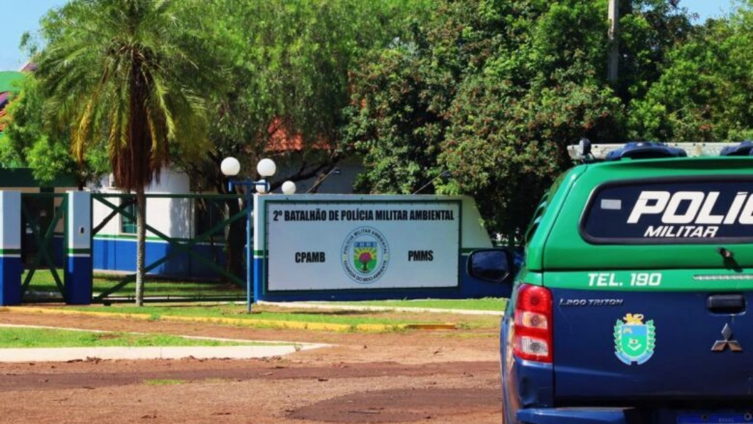 Homem &eacute; preso ap&oacute;s "atacar" base da Pol&iacute;cia Militar Ambiental com tijoladas durante a noite