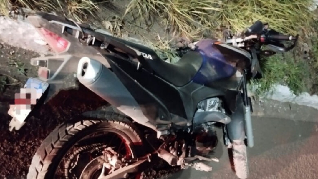 Motociclista morre ao colidir contra &aacute;rvore em canteiro de avenida