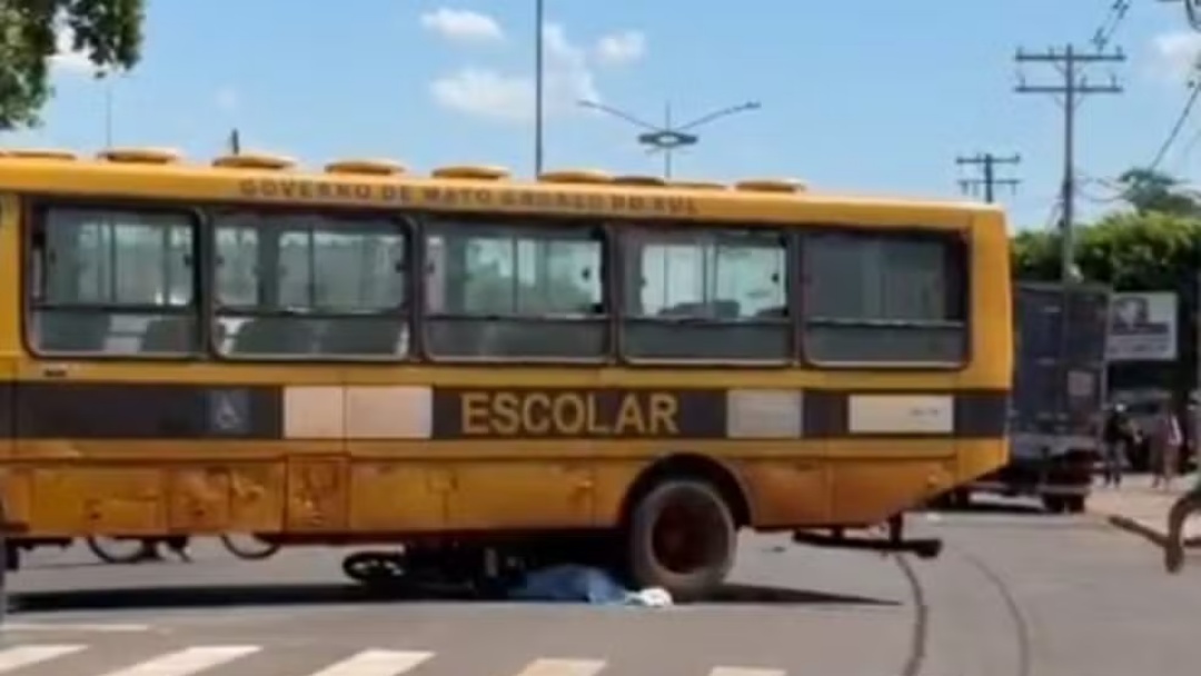 Motociclista de 27 anos bate na traseira de &ocirc;nibus escolar e morre em cruzamento