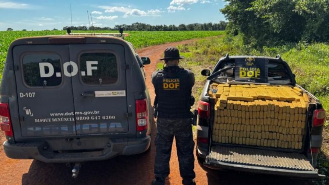 Quase uma 1 tonelada de maconha &eacute; encontrada em pickup abandonada