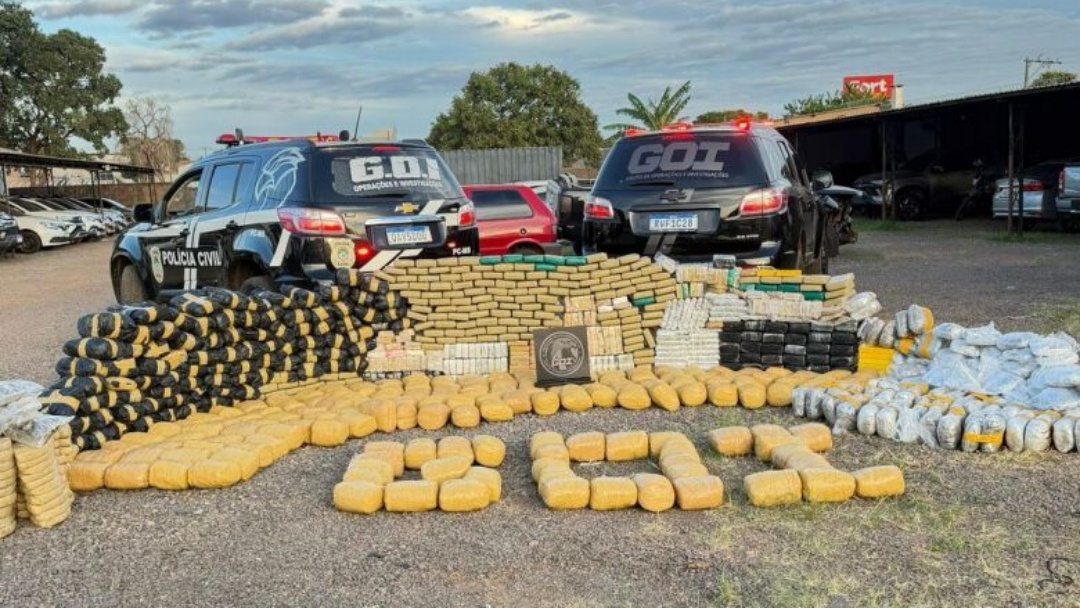 Carga de quase 900 kg maconha e coca&iacute;na &eacute; descoberta em casa usada pelo tr&aacute;fico