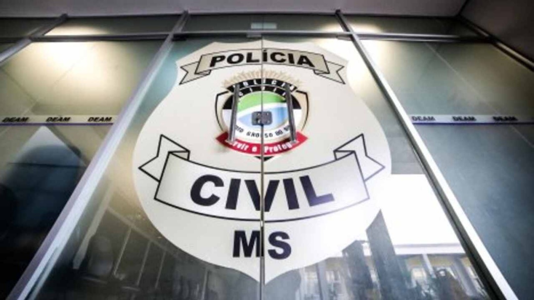 Mulher &eacute; jogada de carro em movimento e atropelada na BR-262 no Indubrasil