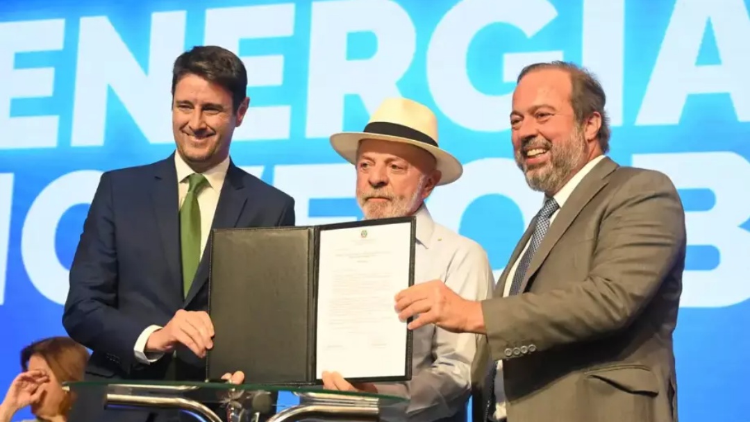 Governo renova contratos com distribuidoras de energia em treze estados   
