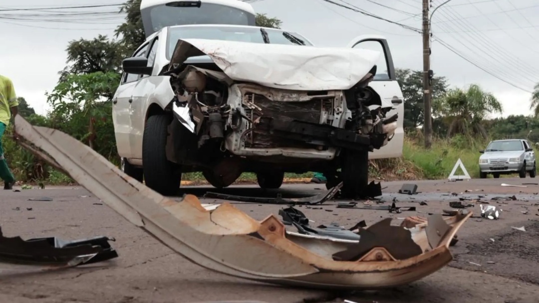Colis&atilde;o entre carros deixa crian&ccedil;a ferida em cruzamento da Vila Nasser