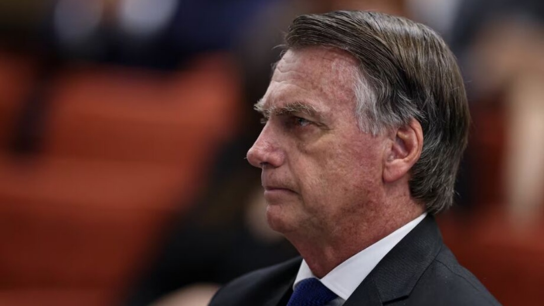 Bolsonaro teve solu&ccedil;os intensos e problemas de press&atilde;o nas &uacute;ltimas 48h, dizem m&eacute;dicos 