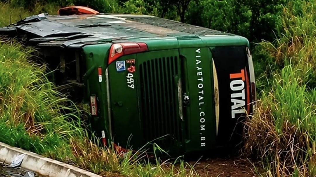Motorista invade contram&atilde;o e provoca trag&eacute;dia com dois mortos