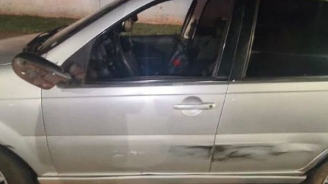 Motorista embriagado bate em carro estacionado durante sa&iacute;da de alunos em escola
