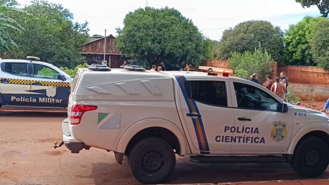 Mulher é encontrada morta dentro de casa e polícia suspeita de crime