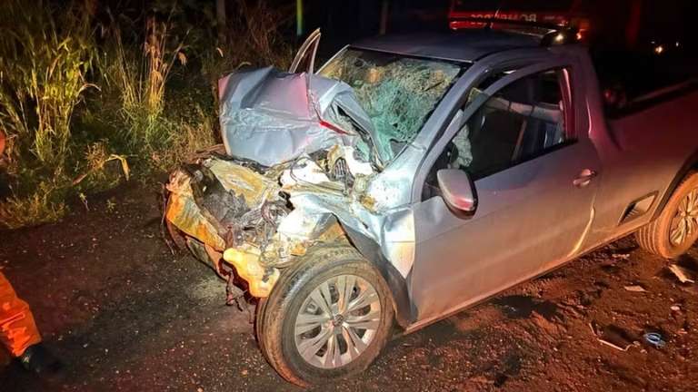 Motorista morre ap&oacute;s batida entre caminhonete e carreta na MS-276