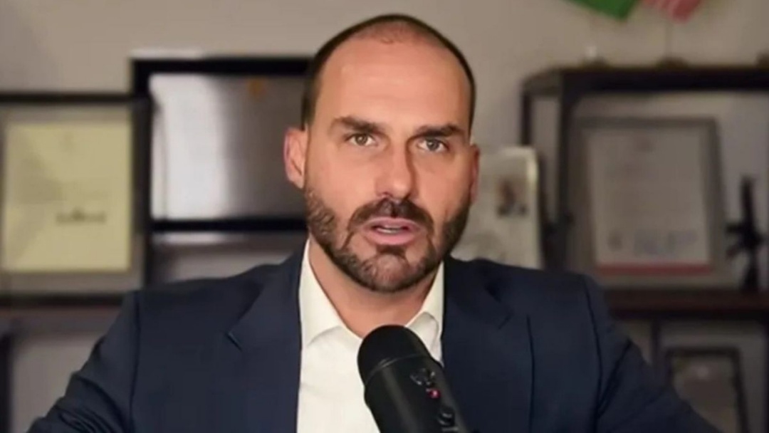 Contrato aponta que Eduardo tinha poder sobre dinheiro do filme de Bolsonaro