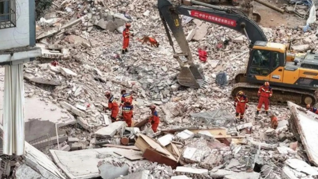 Terremoto causa duas mortes e for&ccedil;a sa&iacute;da de sete mil pessoas na China