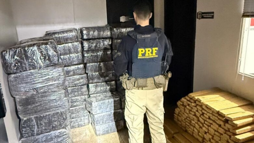 Motorista abandona carreta com 4,5 toneladas de maconha e foge para mata em Dourados