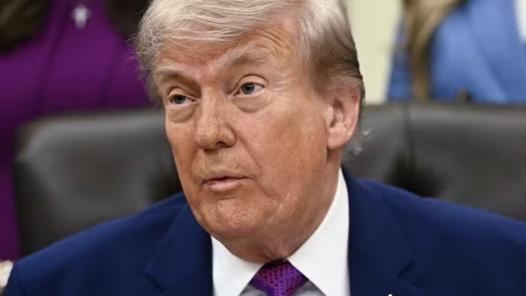 Trump assina ordem para promover inovação financeira e eliminar proteções regulatórias