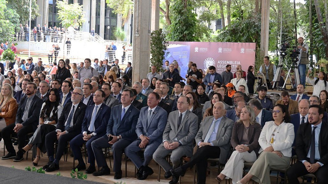 ALEMS inaugura estacionamento vertical sustentável e lança livro sobre os 45 anos do Parlamento sul-mato-grossense