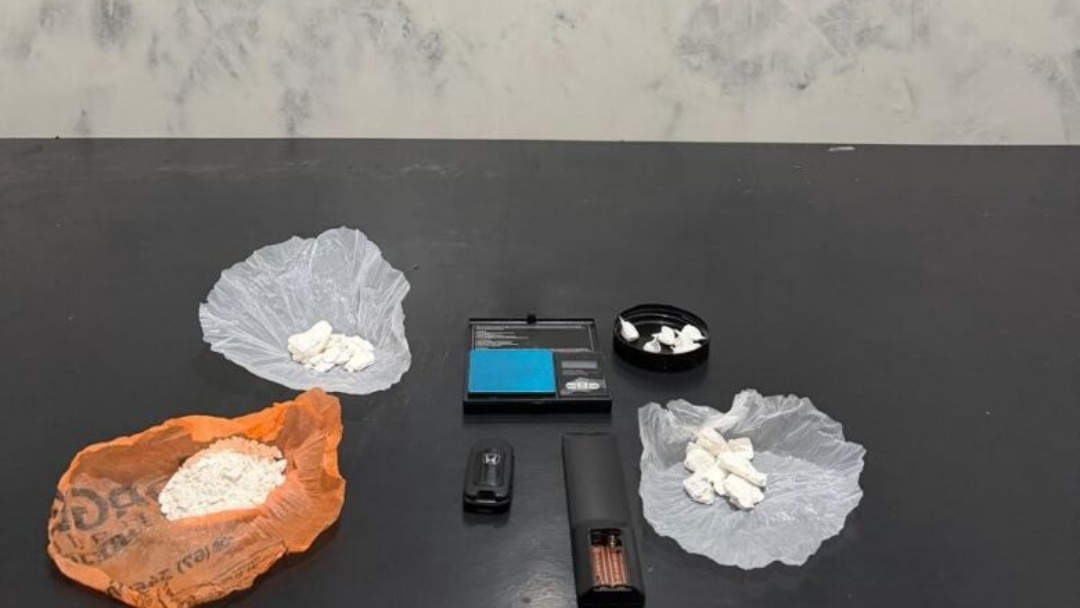 Polícia apreende cocaína e prende homem durante cumprimento de mandado