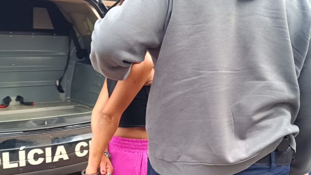 Mulher suspeita de incendiar banheiro com homem dentro &eacute; presa em Dourados