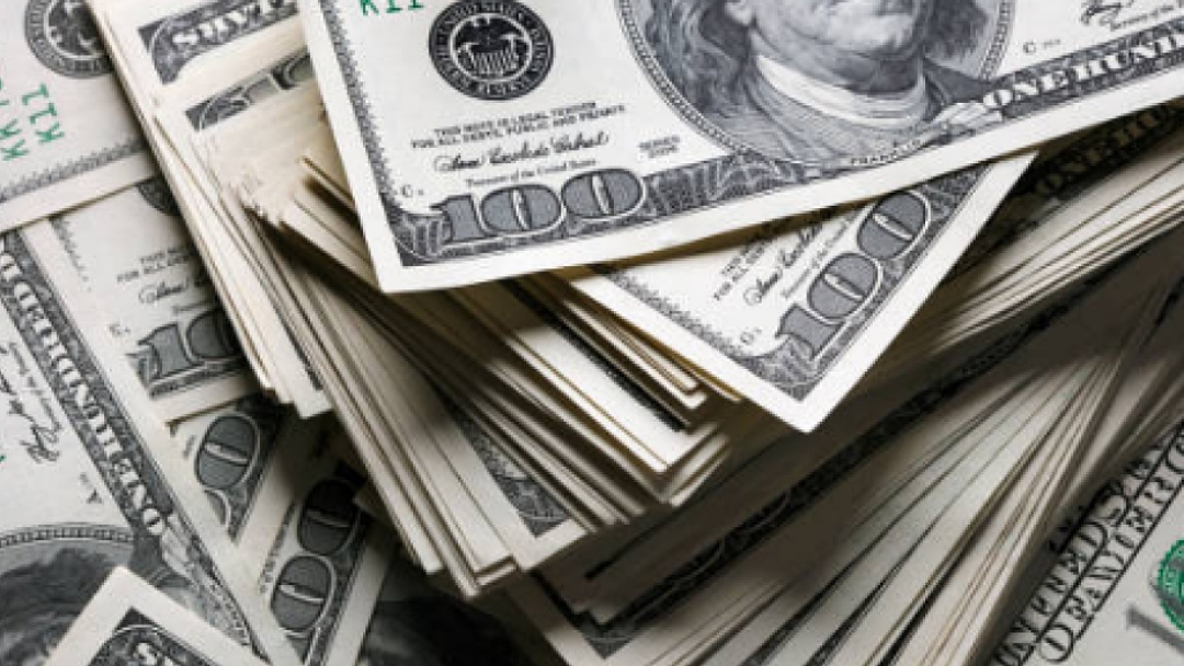 Dólar tem ligeira queda com acordo EUA-Irã no radar, mas segue na casa dos R$ 5