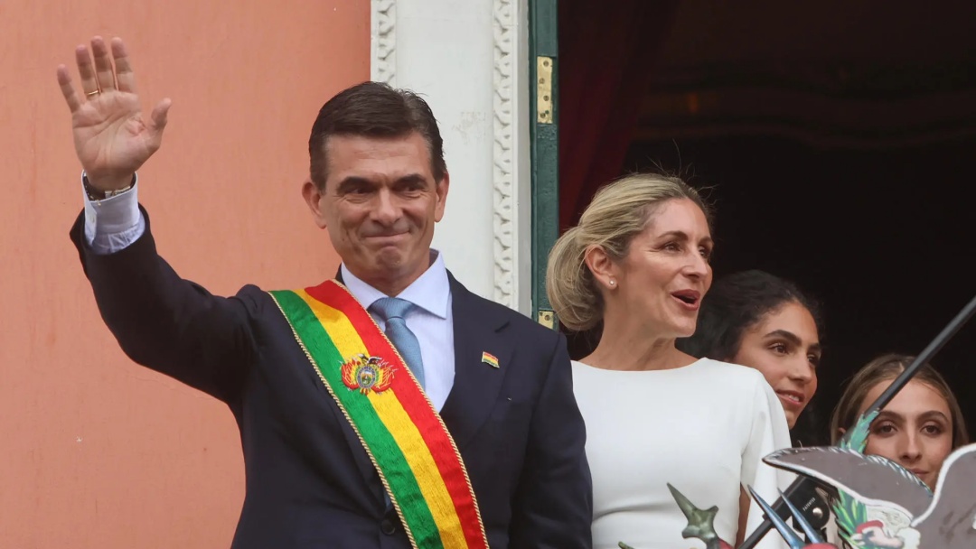 Presidente boliviano anuncia a redução em 50% de seu salário em meio a crise política