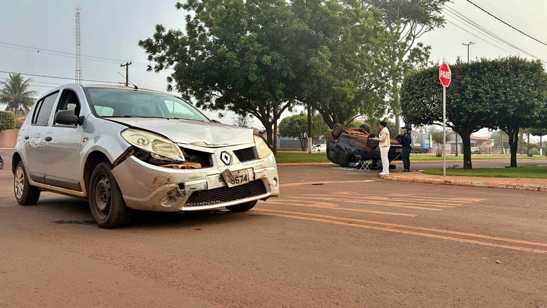 Acidente entre Sandero e Fiorino termina em capotamento no centro de Sidrolândia