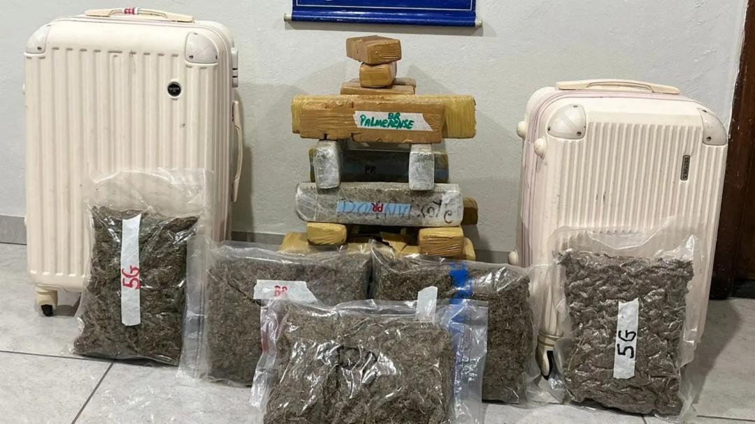 Passageira é presa com drogas escondidas em bagagem