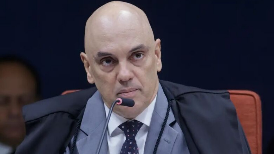 Moraes pede parecer da PGR sobre incluir Jair e Flávio em inquérito