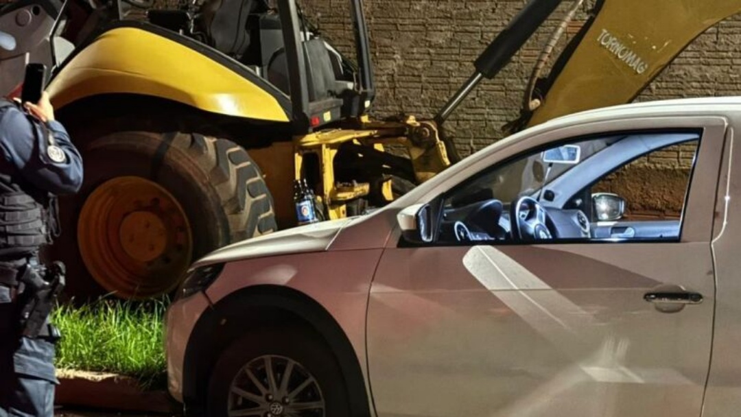 Motorista &eacute; levado &agrave; delegacia ap&oacute;s bater Saveiro em trator parado no acostamento